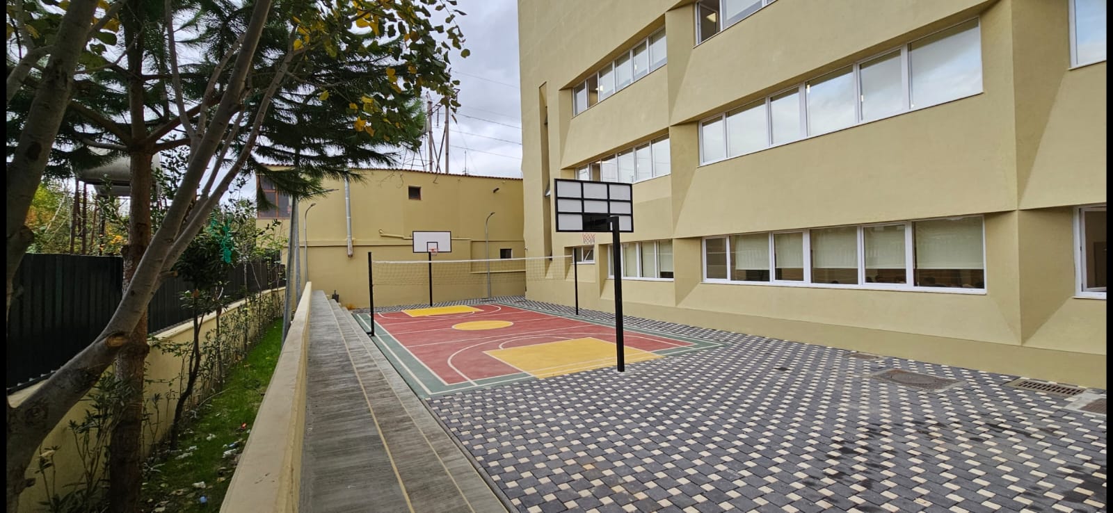 Ekip teknik duke monitoruar punimet në terren
